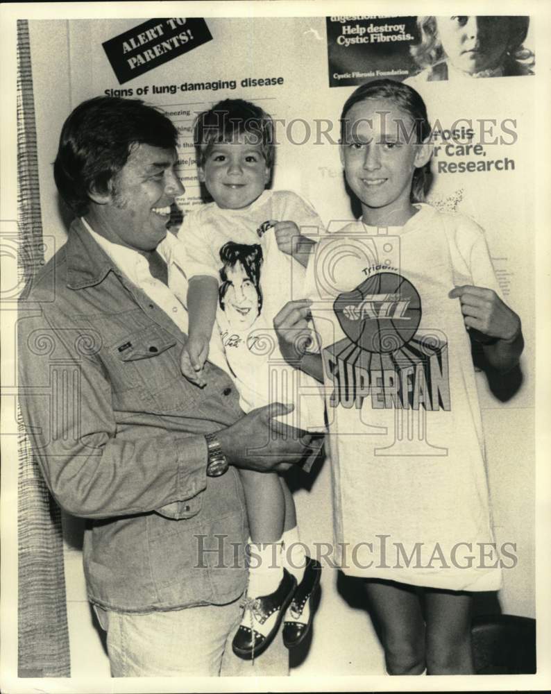 1976 Press Photo Butch Van Breda Kolff, New Orleans Jazz Head Coach, with Kids- Historic Images