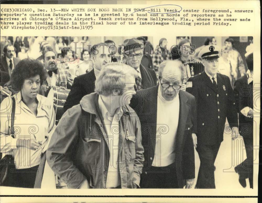 1975 Press Photo Bill Veeck of Chicago White Sox at O&#39;Hare Airport - nos32962- Historic Images