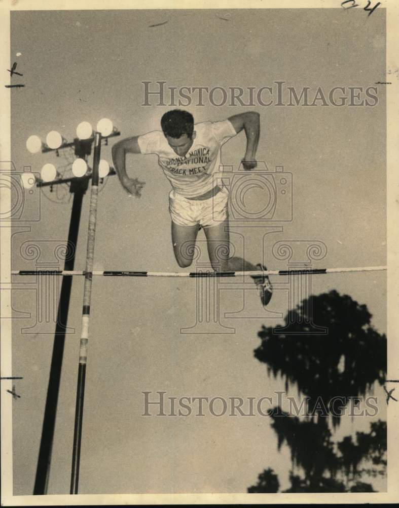 1969 Press Photo Charles Wiley Pole Vaulting for Houston Striders - nos33067- Historic Images