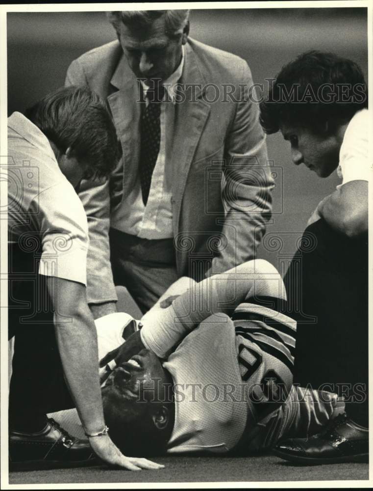 1982 Press Photo Dennis Winston Injured in Saints vs. Cleveland Football Game- Historic Images