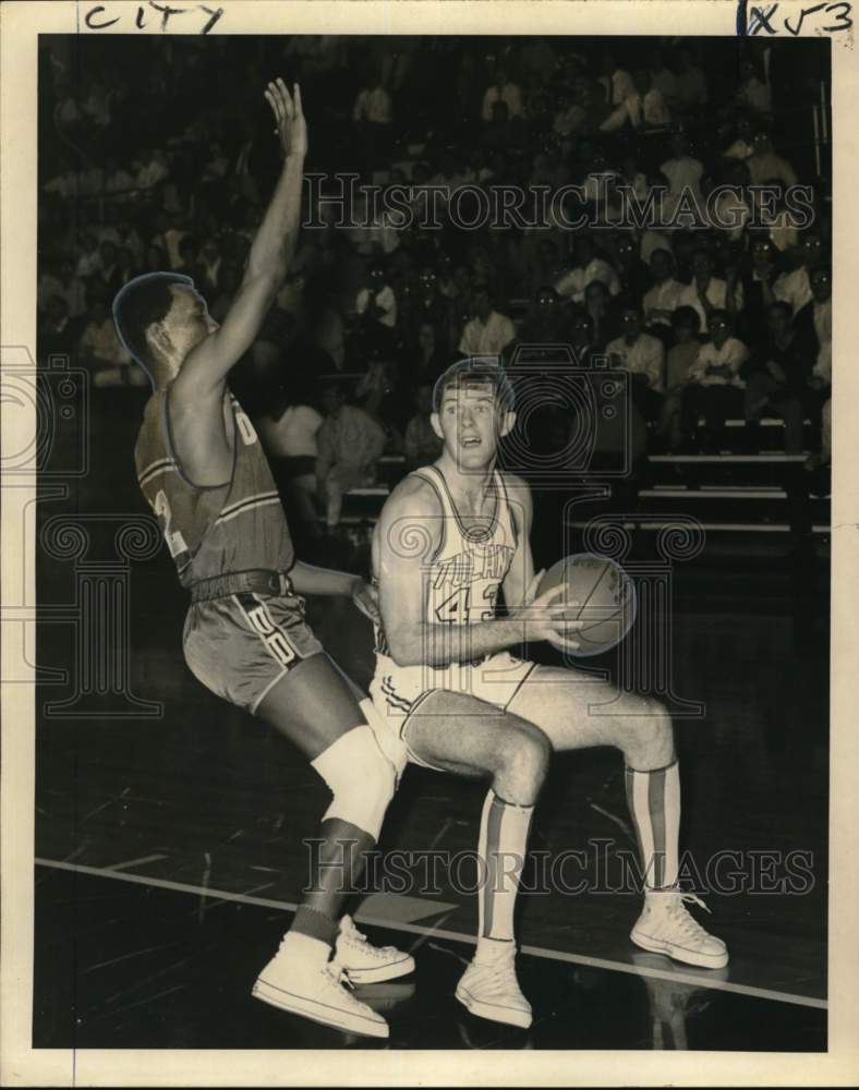 1967 Press Photo Don Simmons, Al White of Tulane in Basketball Game - nos33100- Historic Images