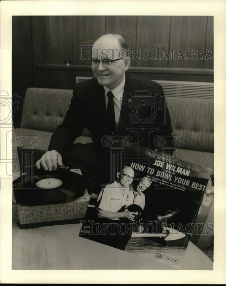 1961 Press Photo Bowler Joe Wilman with &quot;How to Bowl Your Best&quot; Record- Historic Images