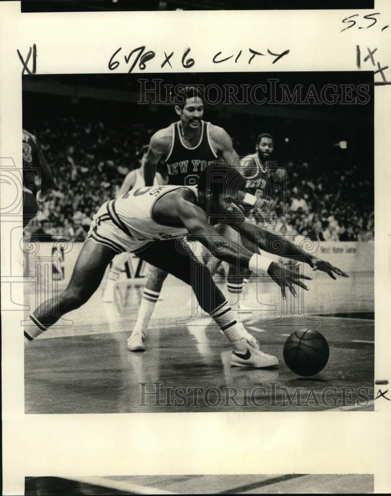 1977 Press Photo Nate Williams, Lonnie Shelton in Jazz vs. Knicks Basketball- Historic Images