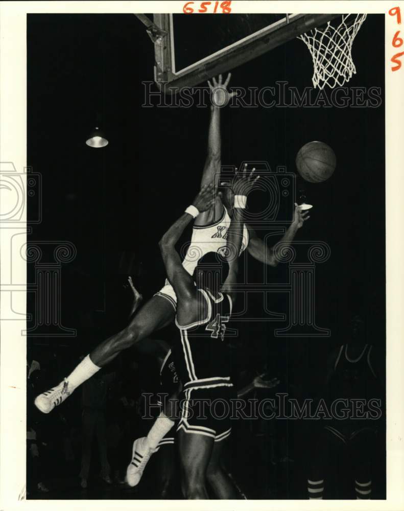 1982 Press Photo SUNO vs. Xavier Basketball Game - nos33204- Historic Images