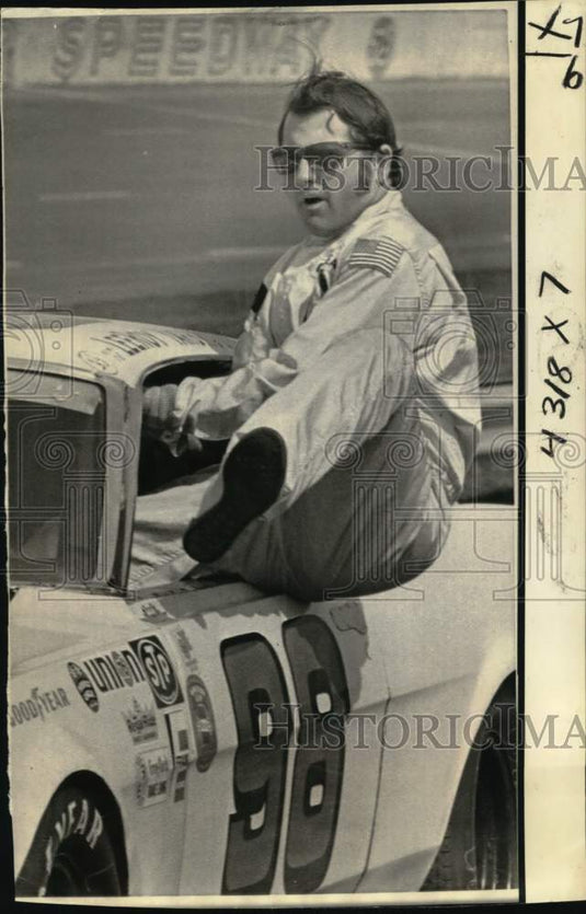 1971 Press Photo Lee Roy Yarbrough at Carolina 500 Stock Car Race Qualifier- Historic Images