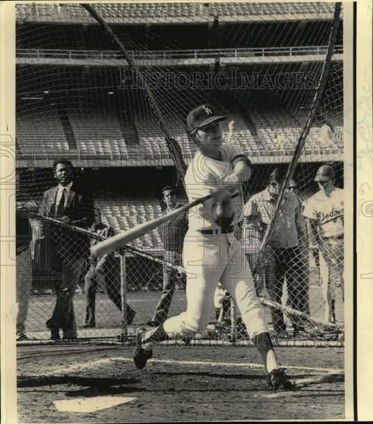1972 Press Photo Bill Russell at Los Angeles Dodgers Batting Cage - nos33383- Historic Images