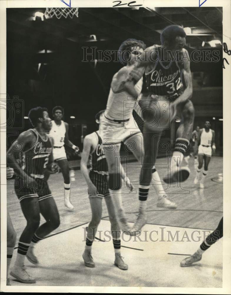 1972 Press Photo Loyola vs. Chicago State Basketball Game - nos33429- Historic Images