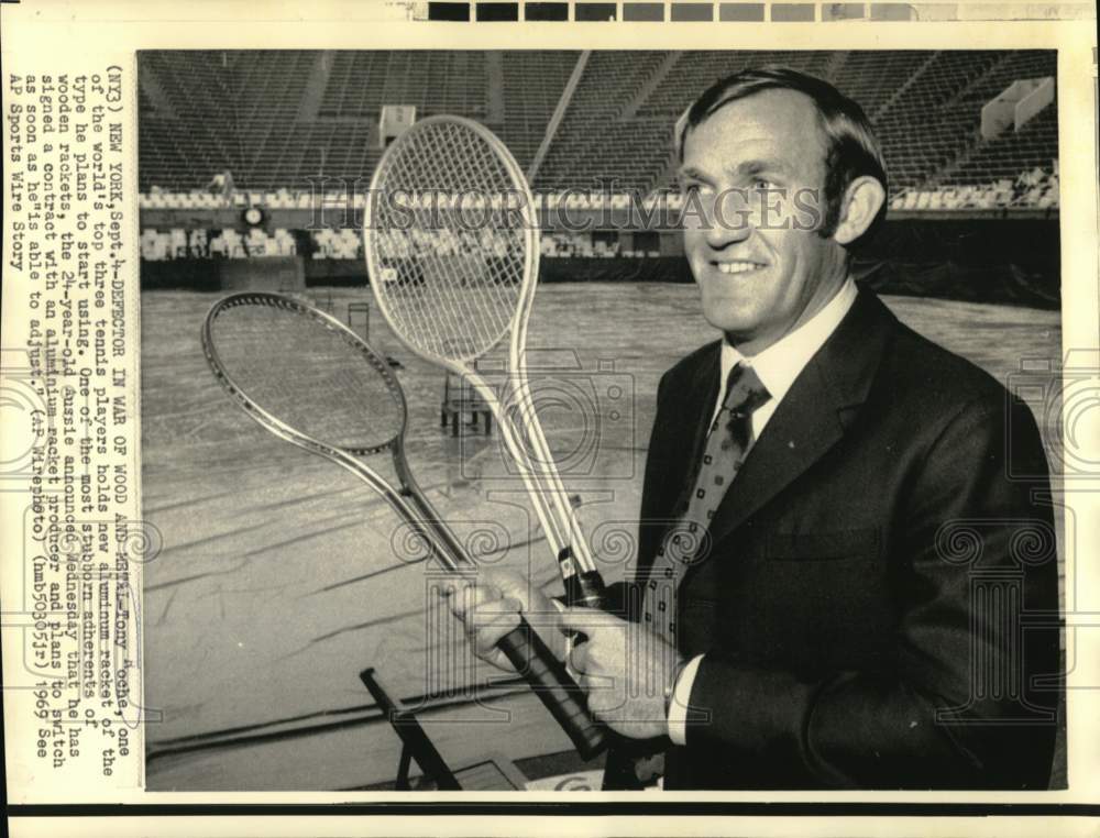 1969 Press Photo Tennis Player Tony Roche with New Aluminum Racket - nos33530- Historic Images