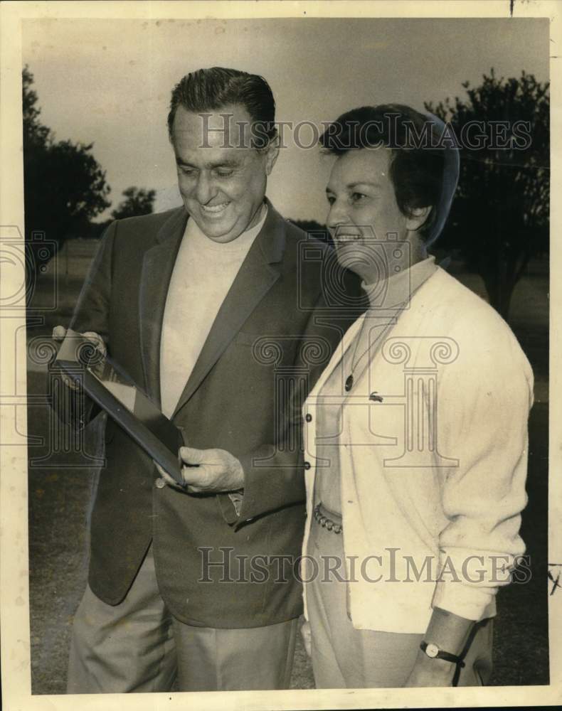 1971 Press Photo Mrs. William Seay Accepting Athlete Award from Henry Thomas- Historic Images