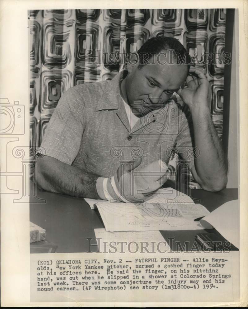 1954 Press Photo Allie Reynolds, New York Yankee Pitcher with Hand Inj ...