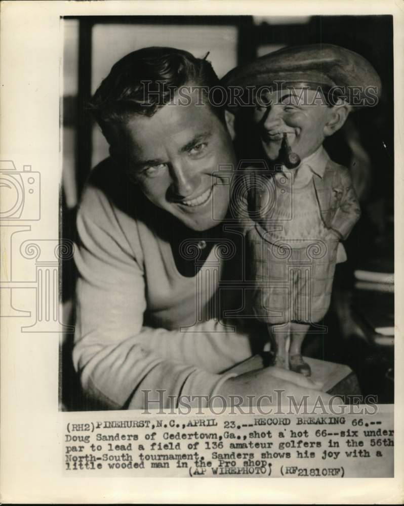 Press Photo Golfer Doug Sanders with Wooden Doll at North-South Tournament- Historic Images