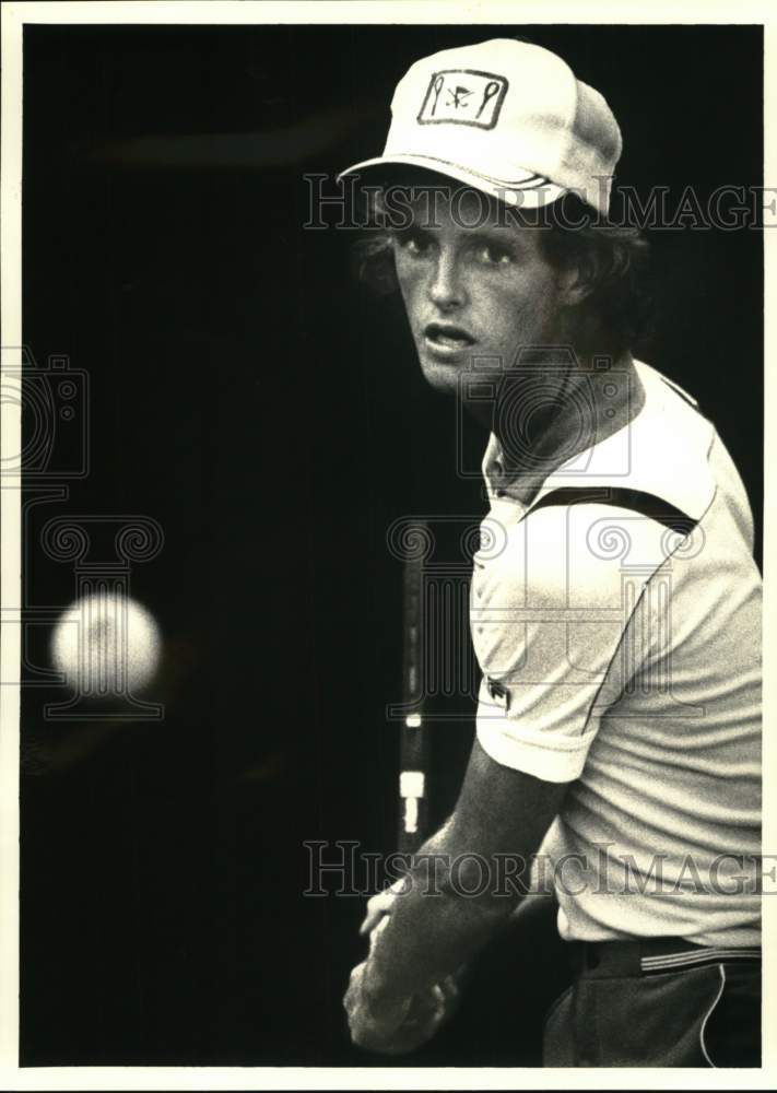 1985 Press Photo Tennis Player Dale Young Practicing at Rivercenter Tennis Club- Historic Images