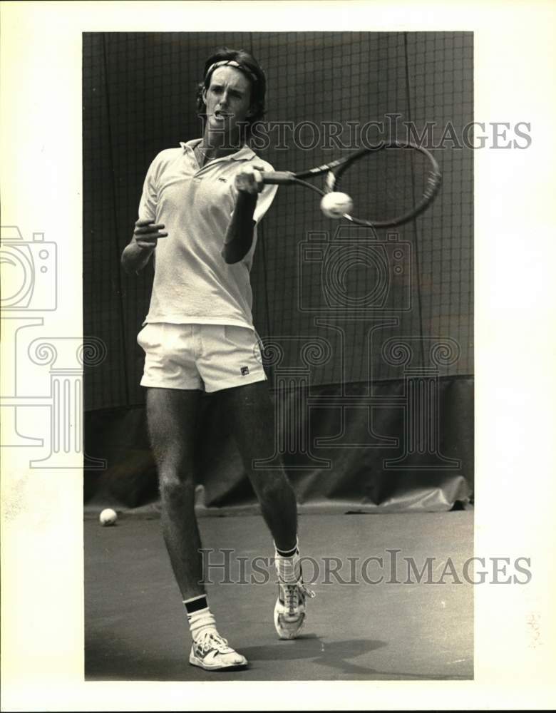 1985 Press Photo Dale Young Playing Tennis at New Orleans Hilton - nos33706- Historic Images