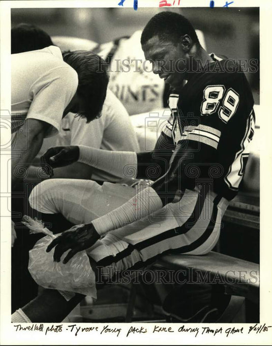 1985 Press Photo New Orleans Saints' Tyrone Young Icing Knee During Tampa Game- Historic Images
