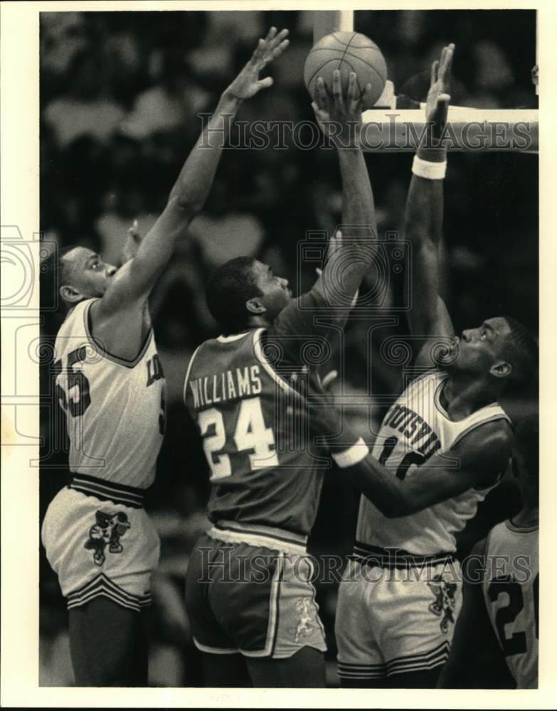 1986 Press Photo Basketball Player John Williams and Louisville Opponents- Historic Images