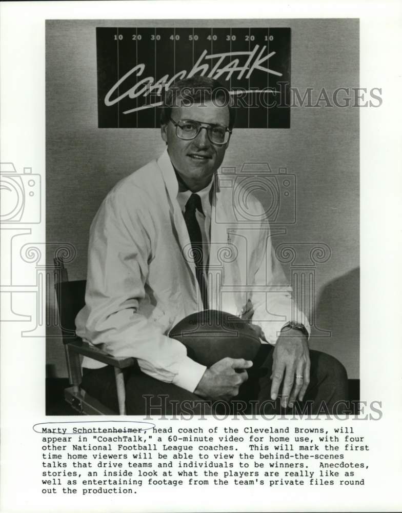 1988 Press Photo Marty Schottenheimer of Cleveland Browns in &quot;CoachTalk&quot;- Historic Images