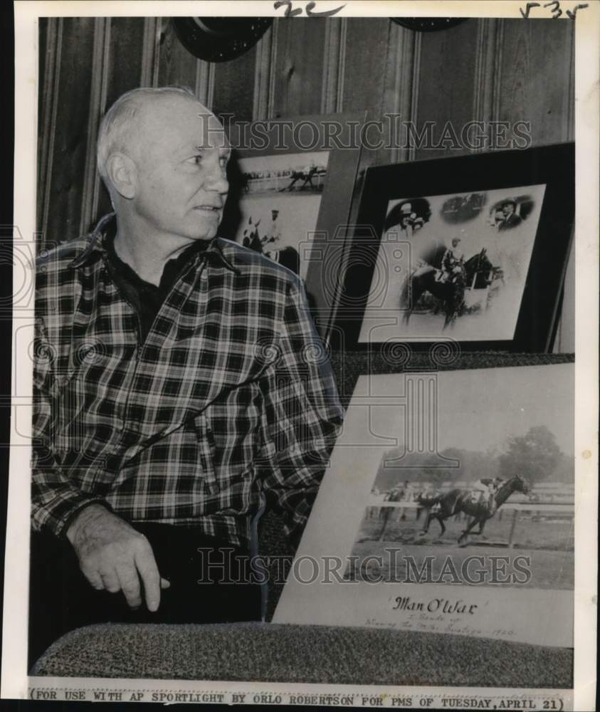 Press Photo Former Jockey Earl Sande with Mementos - nos33910- Historic Images