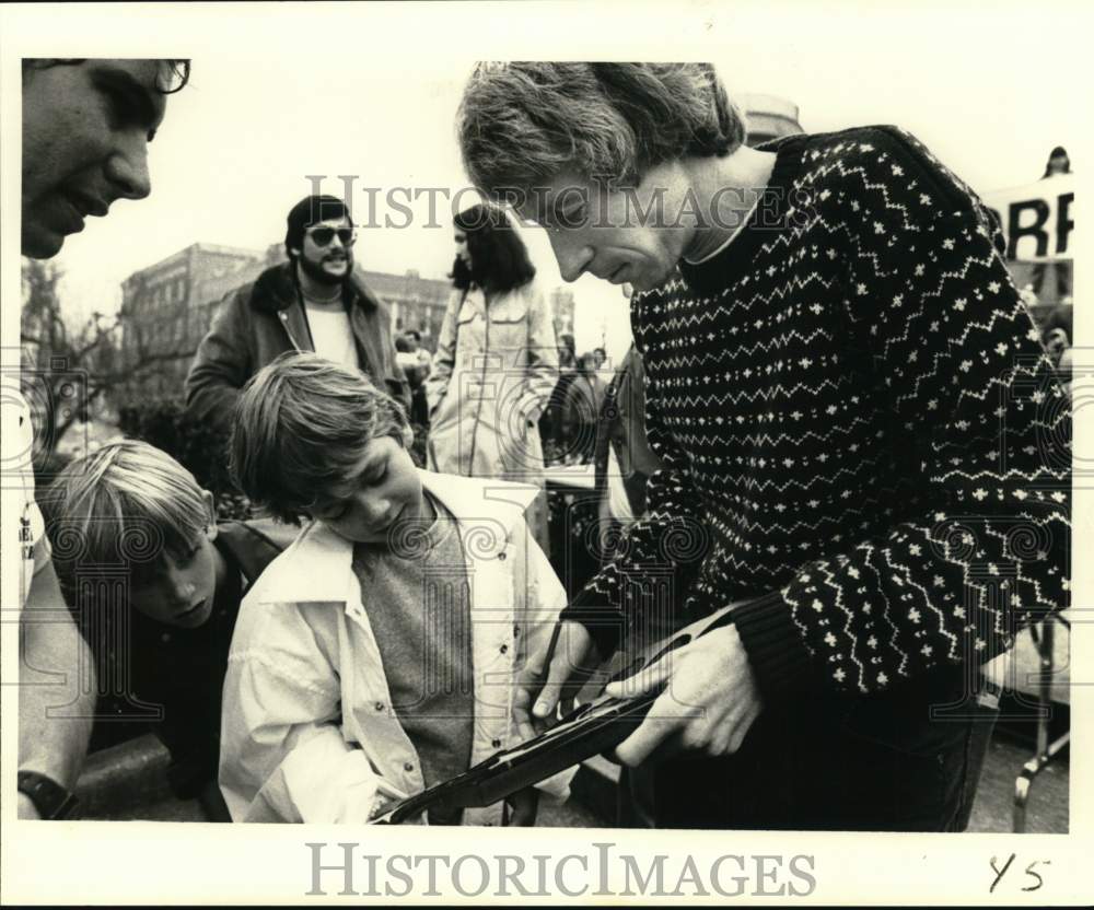 1981 Press Photo Runner Bill Rodgers Signing Autographs - nos34120- Historic Images