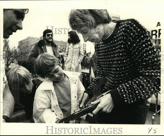 1981 Press Photo Runner Bill Rodgers Signing Autographs - nos34120- Historic Images