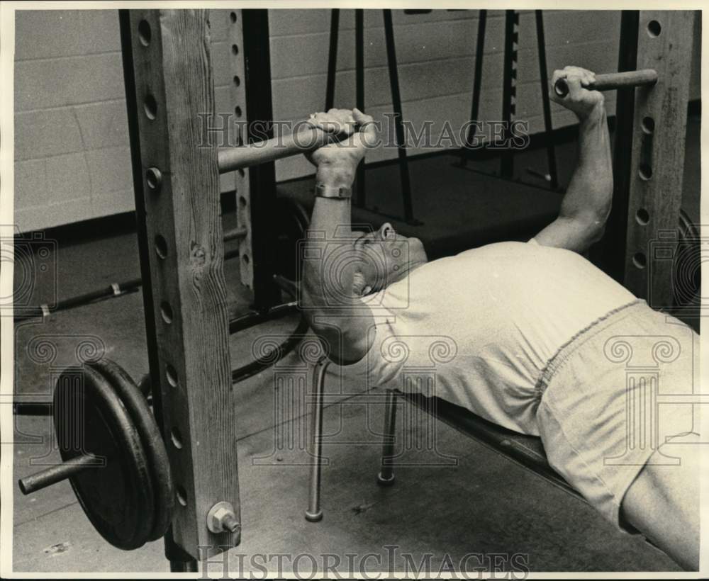 1975 Press Photo Lou Riecke, New Orleans Saints Weight - nos34126- Historic Images