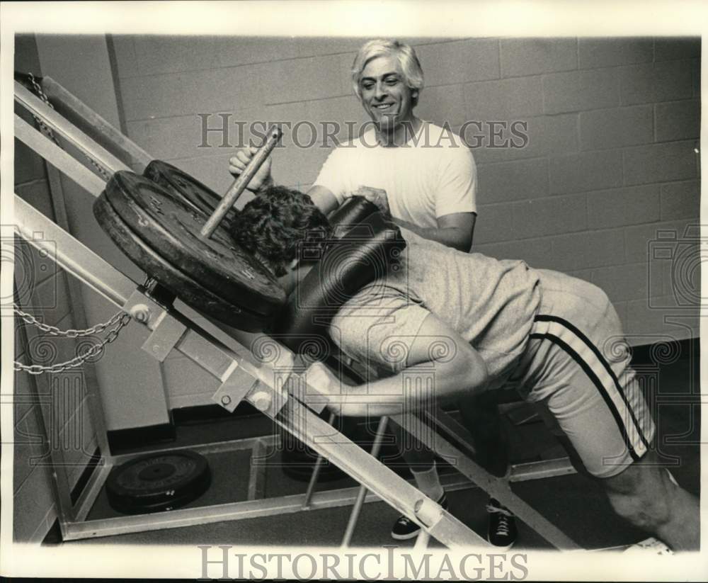 1975 Press Photo Lou Riecke, New Orleans Saints Weight with Player- Historic Images