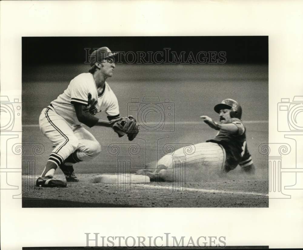 1978 Press Photo Baseball Player Jim Riggleman &amp; Opponent During Game- Historic Images