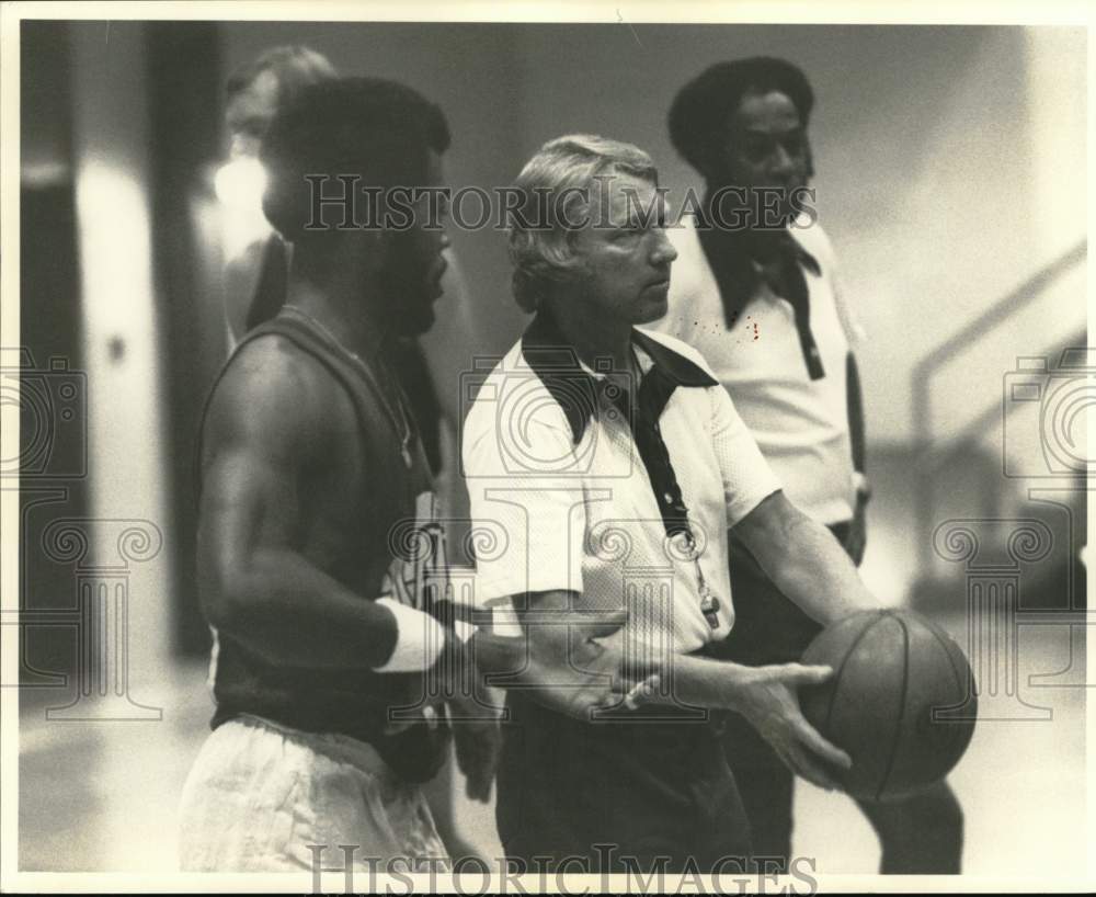 1975 Press Photo Scotty Robertson, New Orleans Jazz Basketball &amp; Players- Historic Images