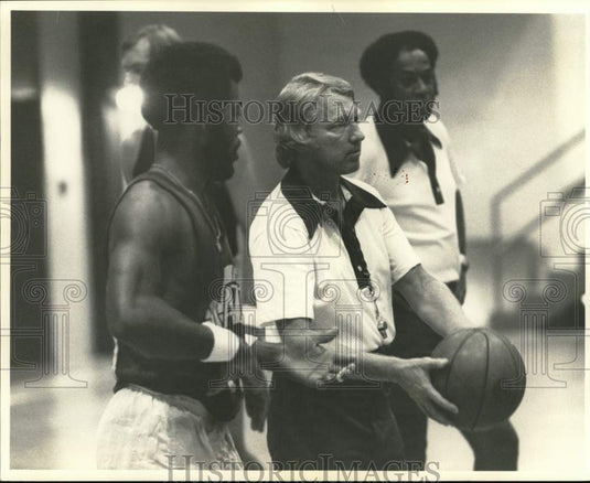 1975 Press Photo Scotty Robertson, New Orleans Jazz Basketball & Players- Historic Images