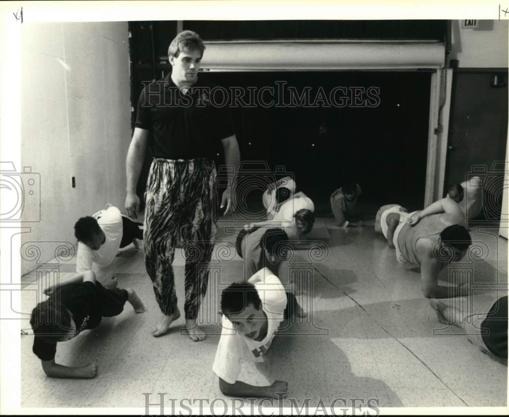 1990 Press Photo Kickboxing Instructor Walking Among Students During Class- Historic Images