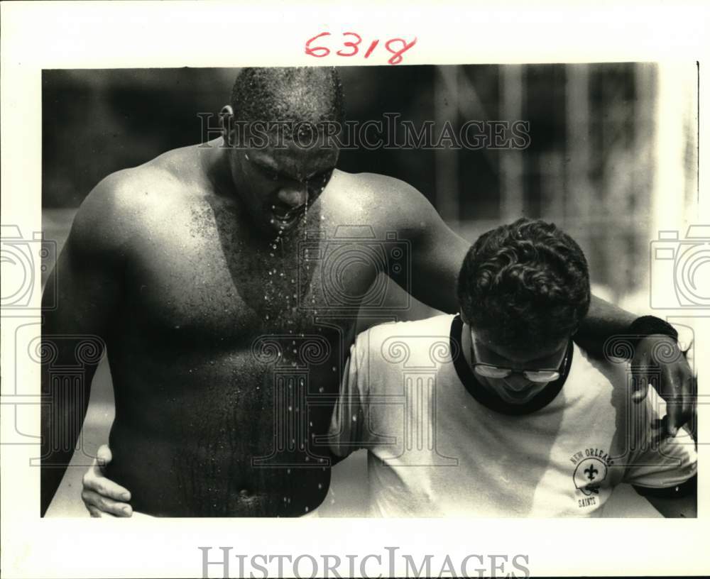 1986 Press Photo Malcolm Scott of New Orleans Saints with Teammate - nos34172- Historic Images