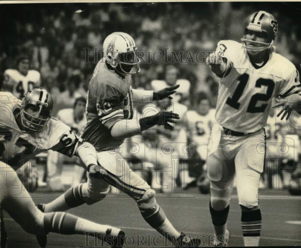 1977 Press Photo Bobby Scott in Oilers vs. Saints Football Game - nos34175- Historic Images