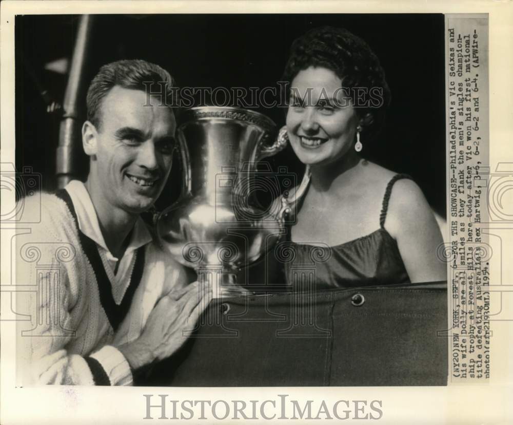 1954 Press Photo Tennis Player Vic Seixas &amp; Wife Dolly with Men&#39;s Singles Trophy- Historic Images