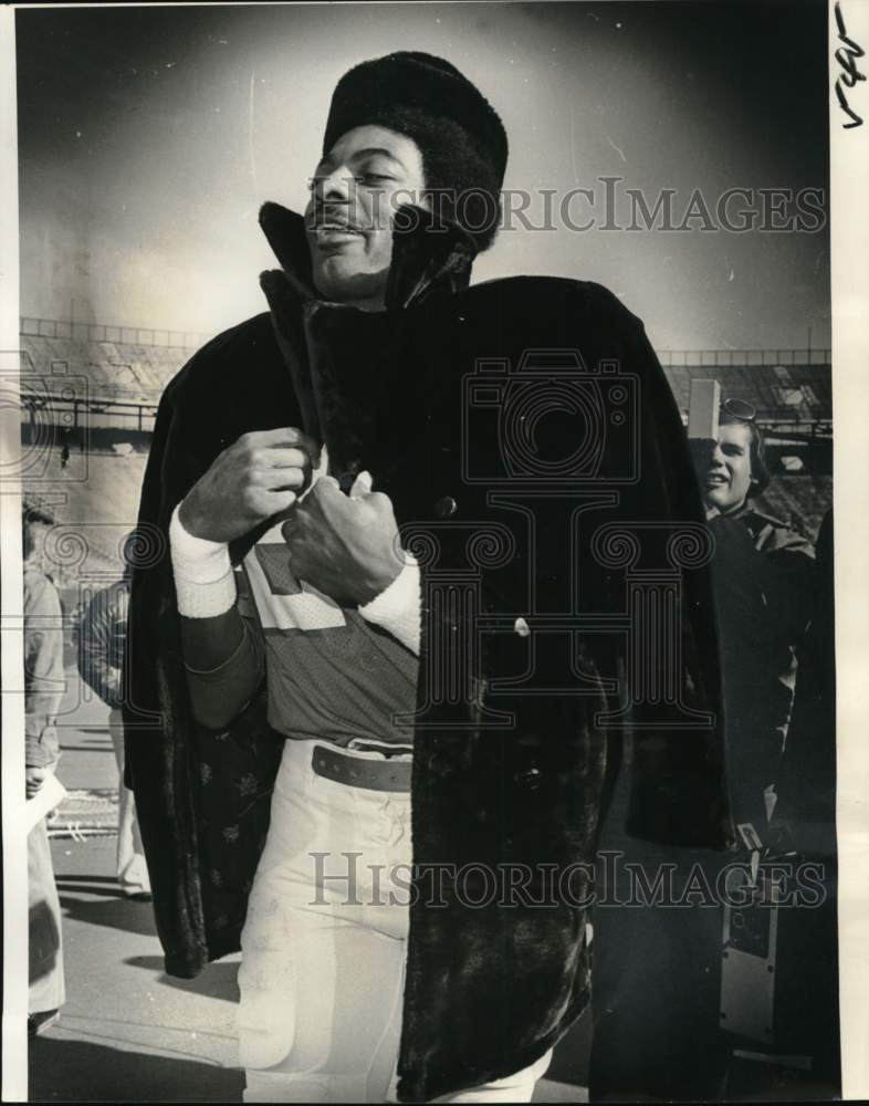 1978 Press Photo Denver Broncos Defensive Back Louis Wright Wearing Fur Coat- Historic Images