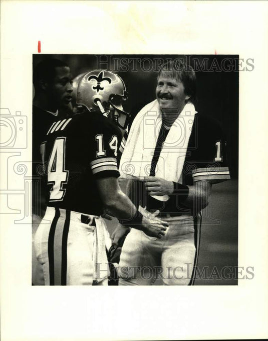 1985 Press Photo New Orleans Saints' Dave Wilson Congratulates Richard Todd- Historic Images