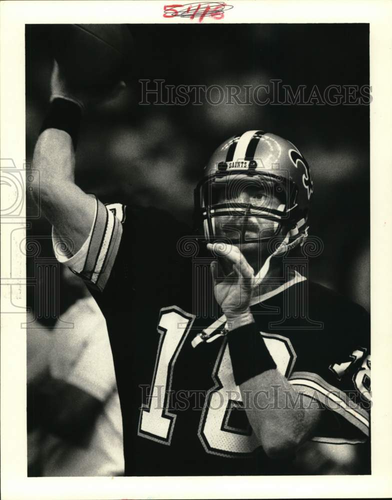 1985 Press Photo Dave Wilson Warms Up Before New Orleans Saints vs. Tampa Bay- Historic Images