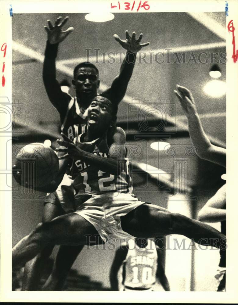 1988 Press Photo Gerald Williams in West Jefferson vs. Shaw Basketball- Historic Images