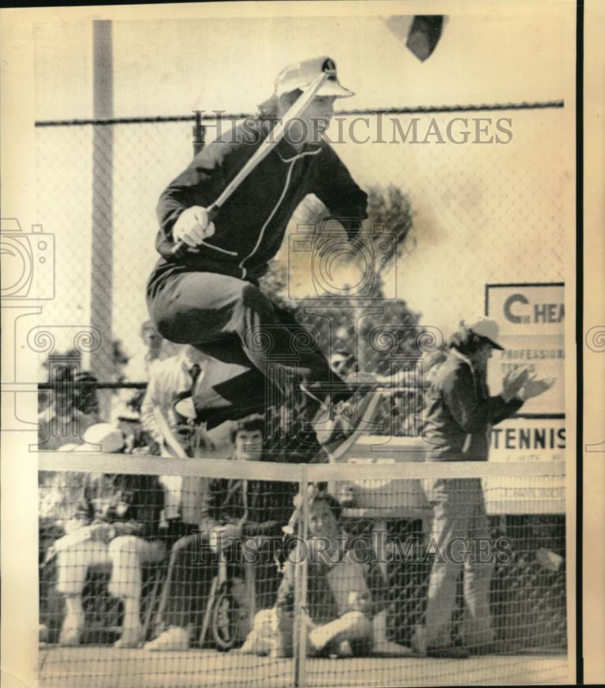 1974 Press Photo Kyle Rote Jr. at Superstars Tennis Match - nos34400- Historic Images