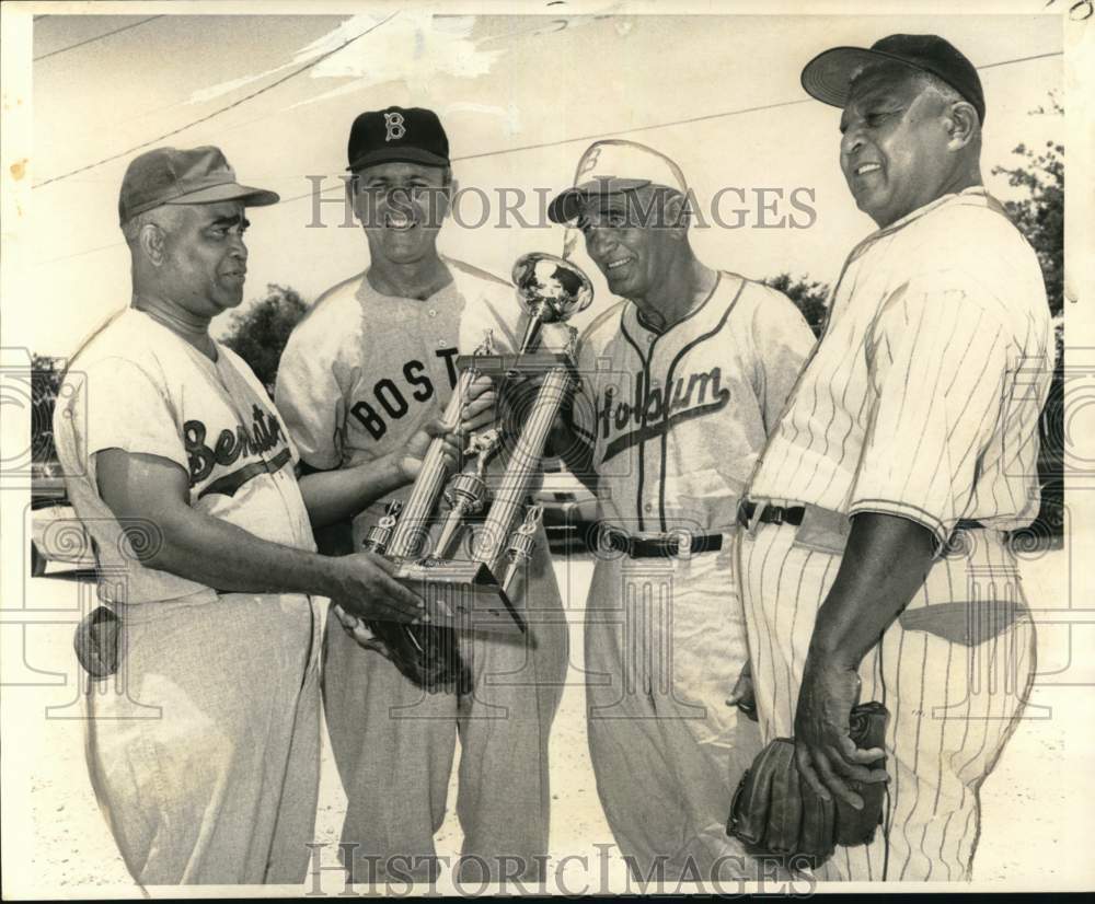 1970 Press Photo Old Timers Baseball Players with Robert Pipkin&#39;s Trophy- Historic Images