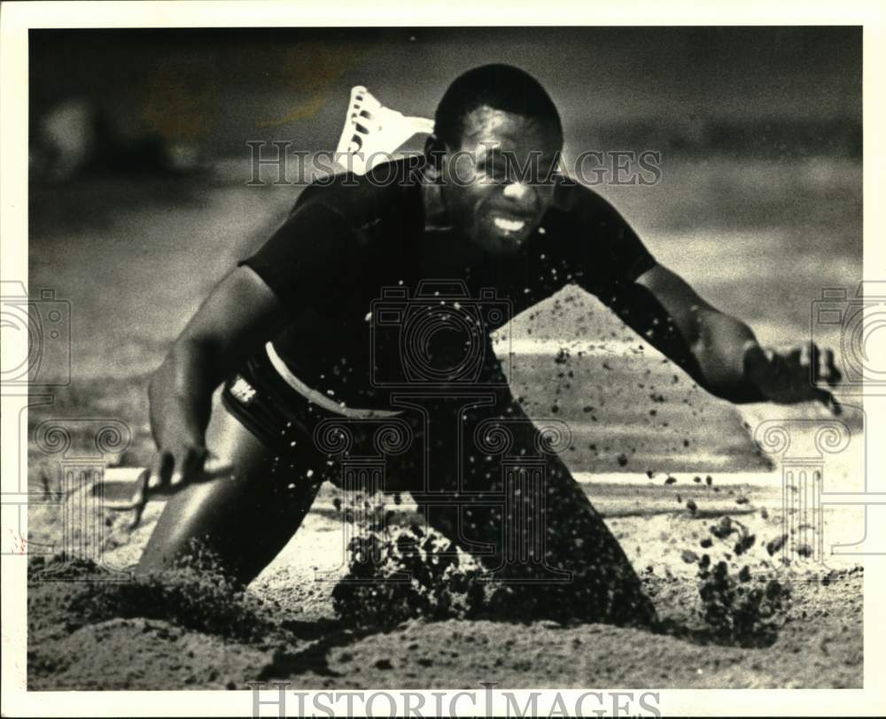 1985 Press Photo Warren Woods at Masters Track Meet Long Jump - nos34428- Historic Images