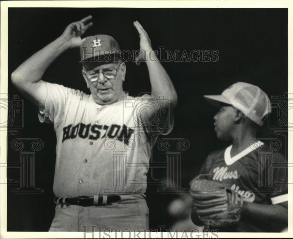 1989 Press Photo Noddy Saragusa Teach Pitching to Phillip Robinson - nos34450- Historic Images