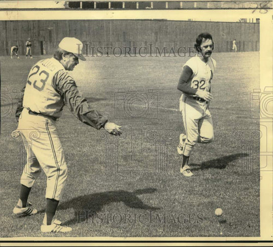 Press Photo Dick Williams & Darold Knowles at Oakland Athletics Training Camp- Historic Images