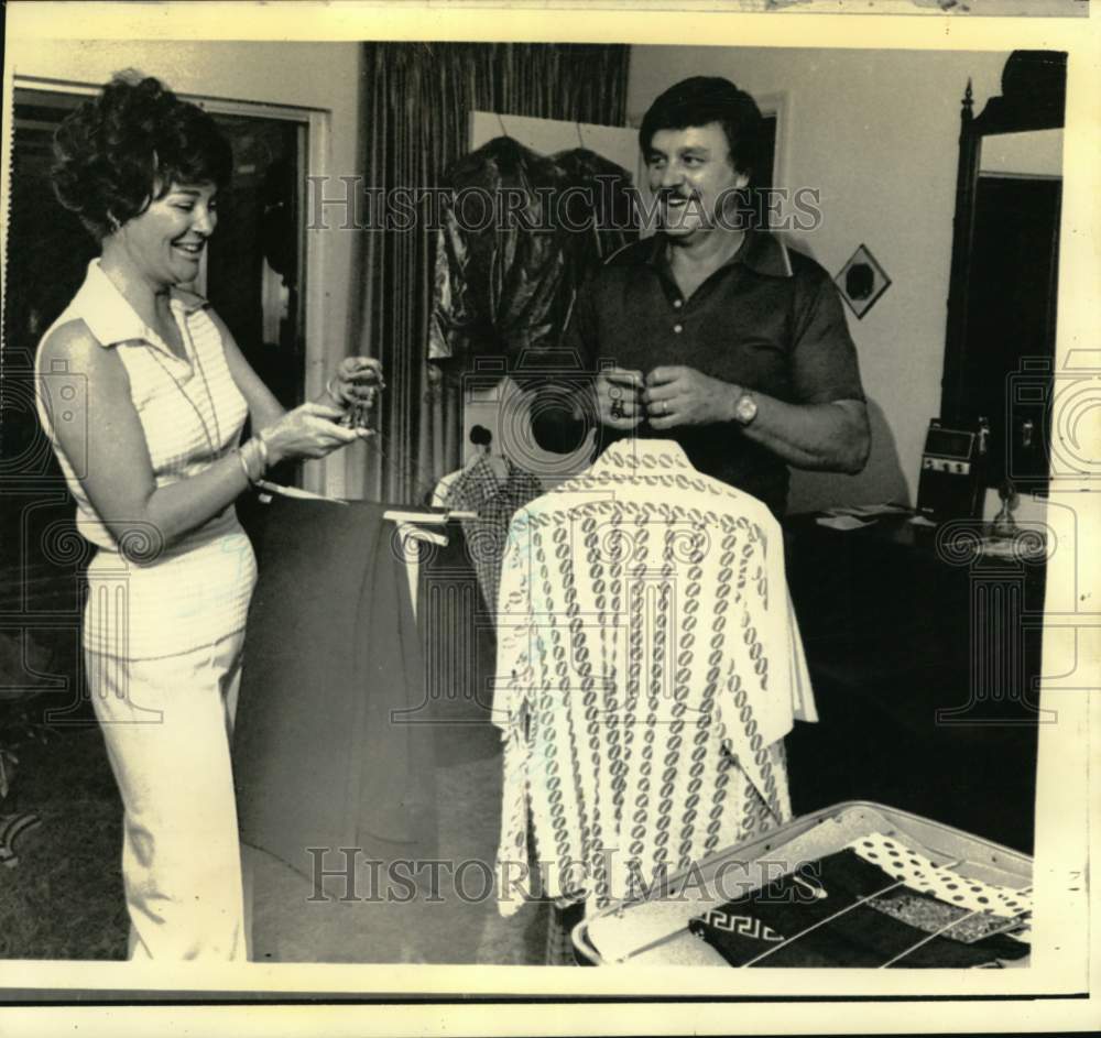 1974 Press Photo Carolina Angels Manager Dick Williams and Wife Norma Packing- Historic Images