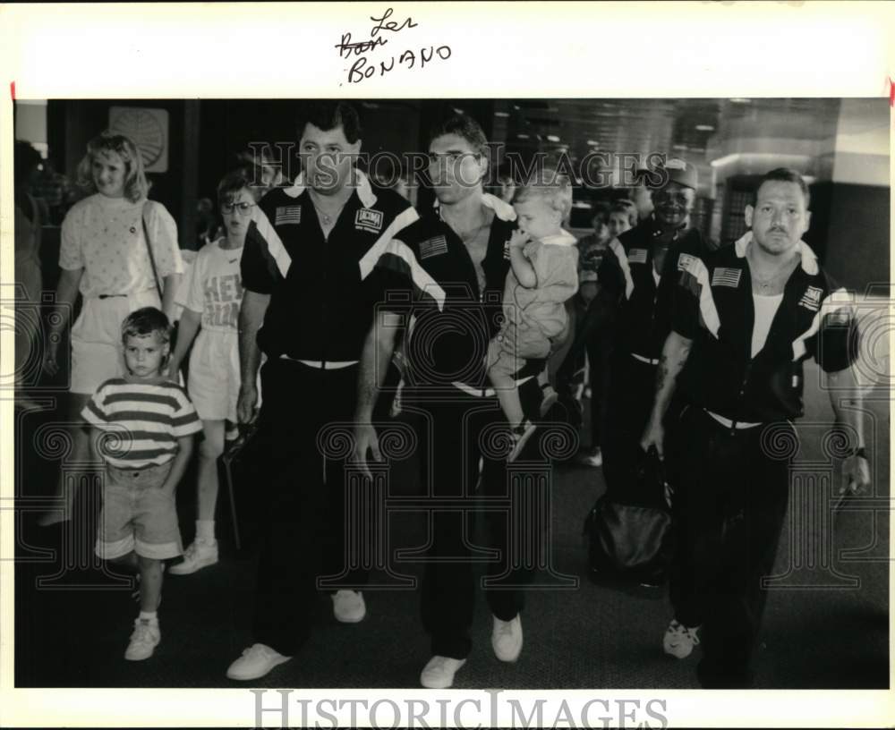 1990 Press Photo Boxer Paul Whittaker &amp; Entourage Leave for Title Fight- Historic Images