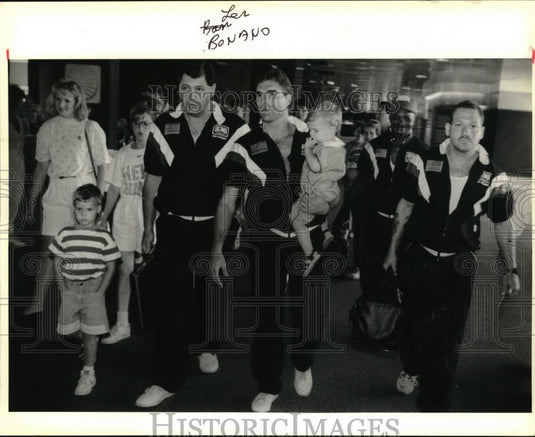 1990 Press Photo Boxer Paul Whittaker & Entourage Leave for Title Fight- Historic Images