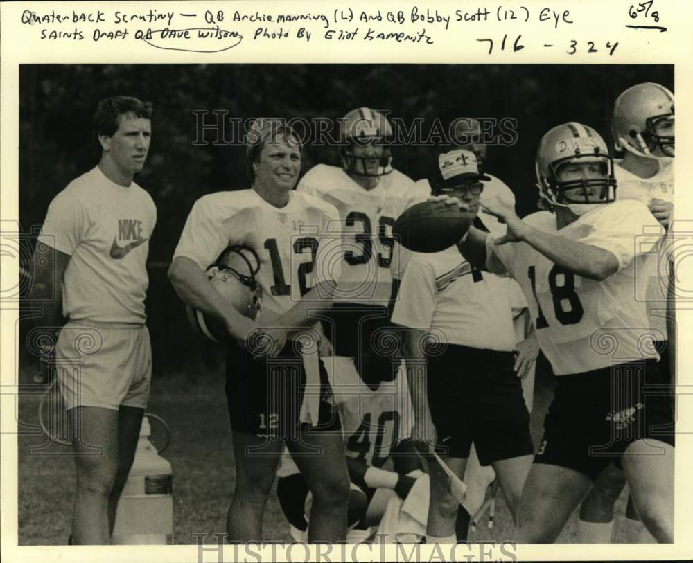 1981 Press Photo Quarterbacks Achie Manning, Bobby Scott Watch Dave Wilson- Historic Images