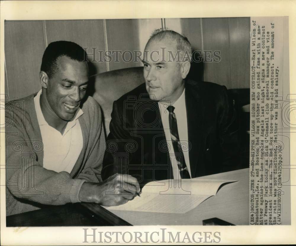 1962 Press Photo Earl Wilson Signing Contract with Dick O&#39;Connell of Red Sox- Historic Images