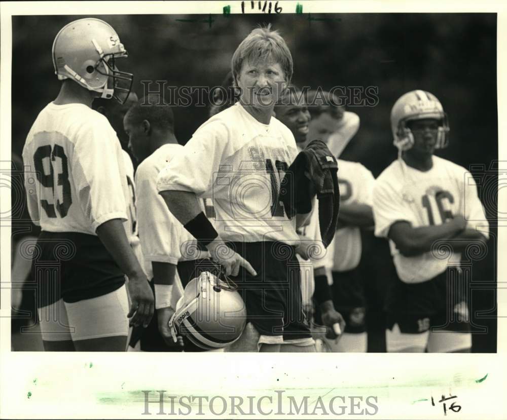 1987 Press Photo Dave Wilson, New Orleans Saints Quarterback with Teammates- Historic Images