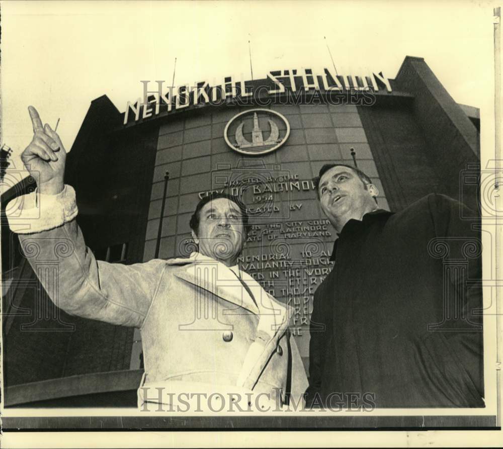 1973 Press Photo Joe Thomas, Howard Schnellenberger at Memorial Stadium- Historic Images