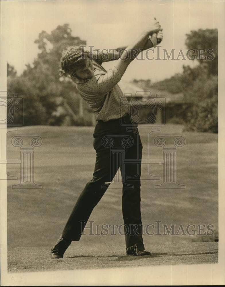 1972 Press Photo Stan Stopa practices his golf swing. - nos34570- Historic Images