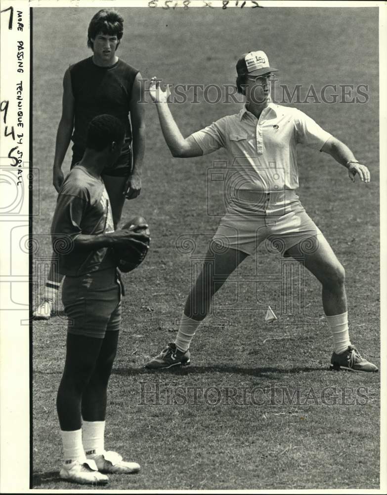 1983 Press Photo Louisiana football coach Jerry Stovall demonstrates passing.- Historic Images